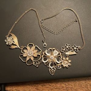 Gold and white chunky necklace with fake diamonds